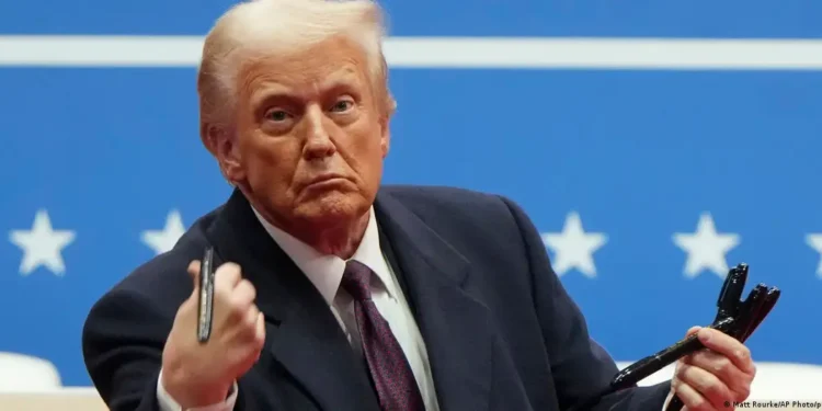 Трамп Макроны зурвасуудын скриншотыг олон нийтэд дэлгэв