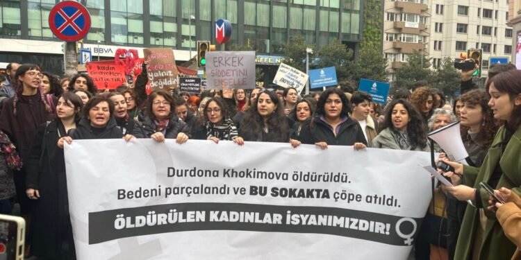 Истанбул: Эмэгтэй хүний зэрэмдэглэгдсэн цогцос олдож, эсэргүүцлийн жагсаал өрнөв