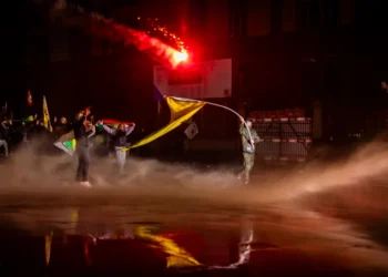 Цюрихт 2000 гаруй хүн Трампыг эсэргүүцэн жагсаж, АНУ-ын тугийг шатаажээ