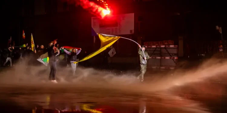 Цюрихт 2000 гаруй хүн Трампыг эсэргүүцэн жагсаж, АНУ-ын тугийг шатаажээ