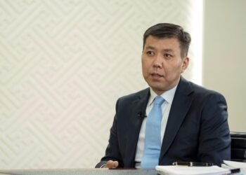 “Ж.Мөнхбат харин Ч.Сайханбилэг, Ц.Элбэгдорж нар шиг хилийн цаанаас яриад байлгүй ирчихээд байна”