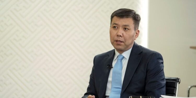 “Ж.Мөнхбат харин Ч.Сайханбилэг, Ц.Элбэгдорж нар шиг хилийн цаанаас яриад байлгүй ирчихээд байна”