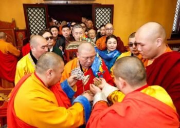 Очирдара шүтээнд мандал өргөж, төр түмний буян заяаг даатгалаа