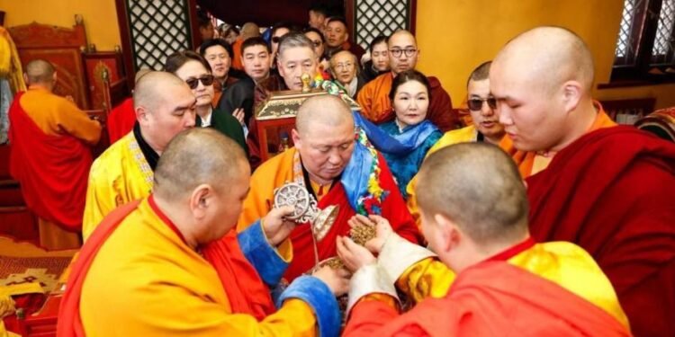 Очирдара шүтээнд мандал өргөж, төр түмний буян заяаг даатгалаа