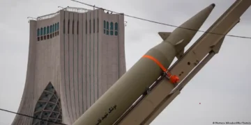 Иран Израиль руу хэдэн арван пуужин харважээ