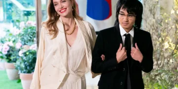 Анжелина Жоли, Брэд Питт нарын хүү Мэддокс эцгээрээ овоглохоос татгалзжээ