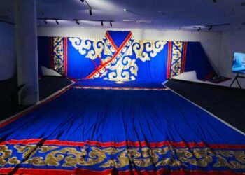 Дэлхийн хамгийн том монгол дээлийг Чингис хаан үндэсний музейд дэлгэн үзүүлж байна