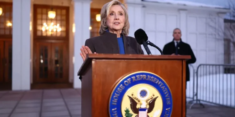 Хиллари: Эпштейнтэй хэзээ ч уулзаж, харилцаж байгаагүй