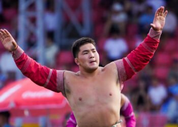 Улсын арслан Э.Батмагнай бөхчүүдийн чансааг тэргүүлж байна