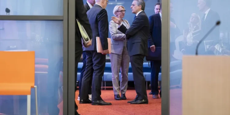 Дэлхийн 500+ хүндэт консулын дуулиан: Монгол Улсын хүндэт консулын олон зуун урлагийн бүтээлийн хэрэг багтжээ