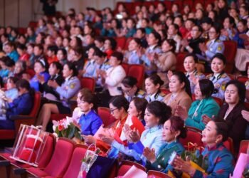 Монголд удирдах албан тушаалтны 41.0 хувь нь эмэгтэйчүүд байна