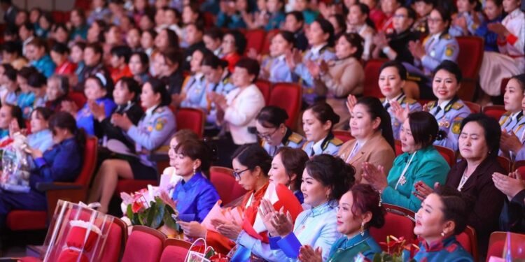 Монголд удирдах албан тушаалтны 41.0 хувь нь эмэгтэйчүүд байна