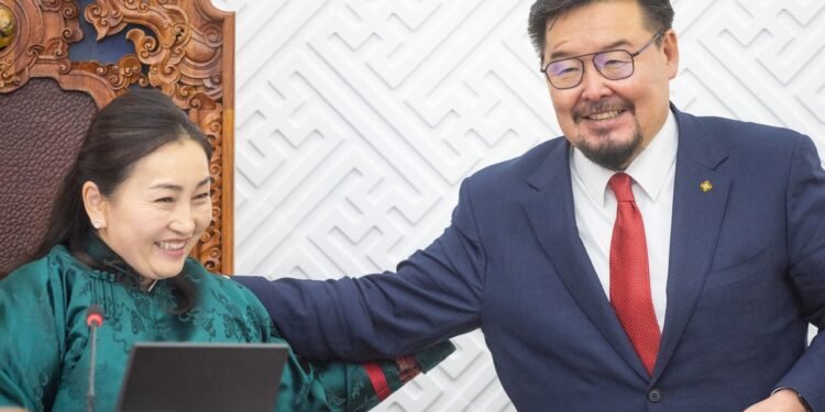 БИДНИЙ ТУХАЙ: Ерөнхий сайдыг огцруулах санал өгсний дараа Монголын улстөрчдөд ял тулгаж байна