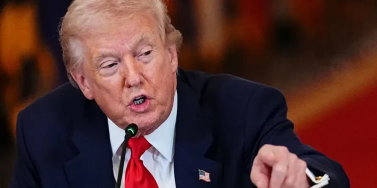 Трамп: Иран бараг “сөхөрч” байна