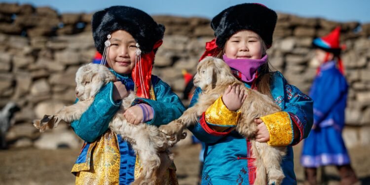 ЦАГ АГААР: Ихэнх нутгаар цас орж, цасаар шуурна