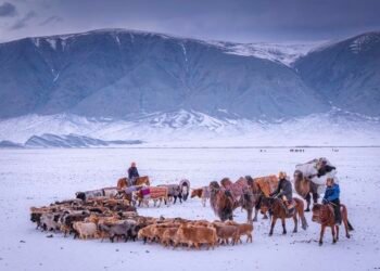 ЦАГ АГААР: Монгол-Алтайн уулархаг нутгаар цас орно