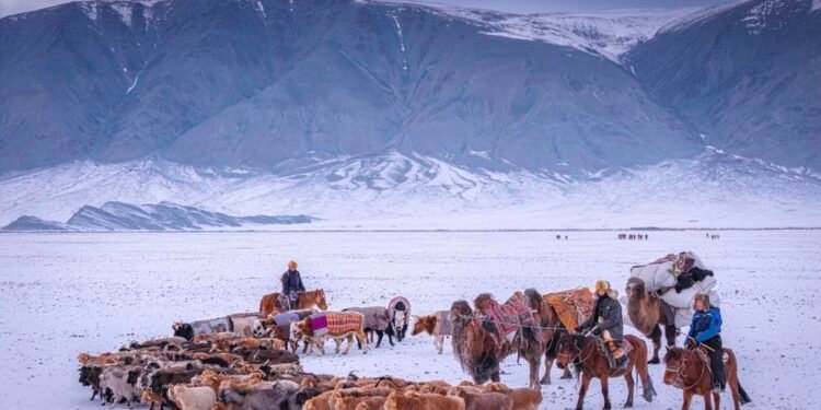 ЦАГ АГААР: Монгол-Алтайн уулархаг нутгаар цас орно