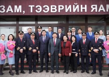 Б.Дэлгэрсайхан сайд нисэх багийн гишүүдийг хүлээн авч, талархал илэрхийлэн урамшуулав