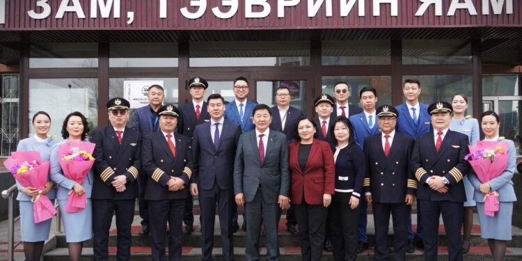 Б.Дэлгэрсайхан сайд нисэх багийн гишүүдийг хүлээн авч, талархал илэрхийлэн урамшуулав