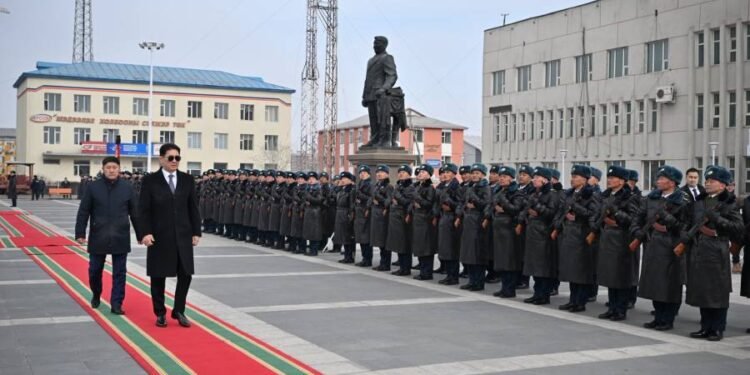 Ерөнхийлөгч У.Хүрэлсүхийг Улаангомын цэргийн хүрээний хүндэт харуул угтан авлаа