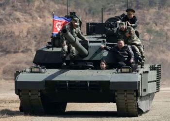 Ким байлдааны шинэ танкаа үзүүлж, цэргийн сургуулилалтыг удирдав