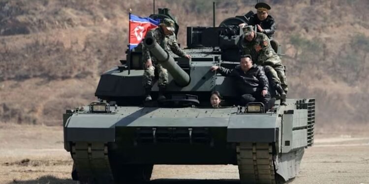 Ким байлдааны шинэ танкаа үзүүлж, цэргийн сургуулилалтыг удирдав