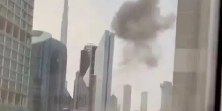 Дубайн санхүүгийн төв Ираны камиказе дроны хэлтэрхийд өртөв