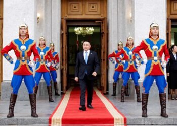 Д.Амарбаясгалан “аялдан дагагч” биш байснаараа буруудсан уу?