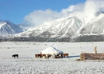 ЦАГ АГААР: Баруун болон төвийн аймгуудын нутгаар цас орж, салхи шуургатай байна