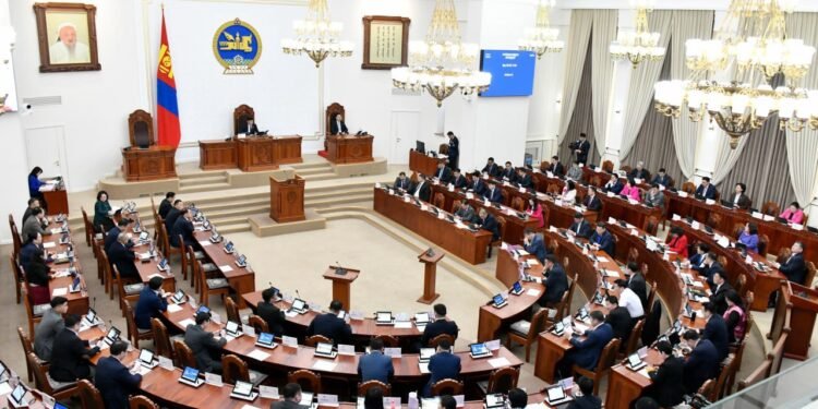 ЧУУЛГАН: Ерөнхийлөгчөөс өргөн мэдүүлсэн хуулийн төслийг анхны хэлэлцүүлэгт бэлтгүүлэхээр шилжүүлэв