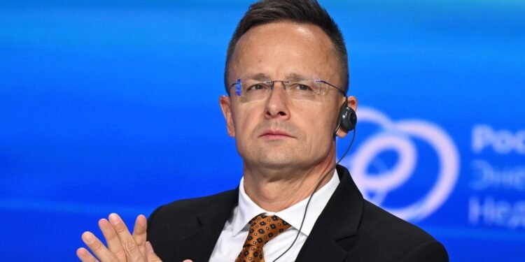 Унгар Украиныг сэжиглэв