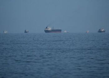 ТАСС: Иран Ормузын хоолойгоор өдөрт 15-аас илүү хөлөг нэвтрүүлэхгүй