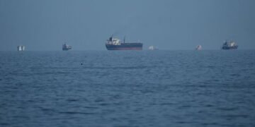 ТАСС: Иран Ормузын хоолойгоор өдөрт 15-аас илүү хөлөг нэвтрүүлэхгүй