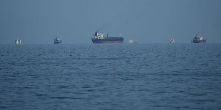 ТАСС: Иран Ормузын хоолойгоор өдөрт 15-аас илүү хөлөг нэвтрүүлэхгүй