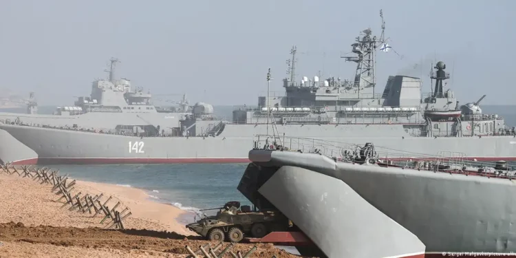 Украины дронууд ОХУ-ын Хар тэнгисийн флотын хоёр хөлөг онгоцыг онилон, цохилт өгчээ