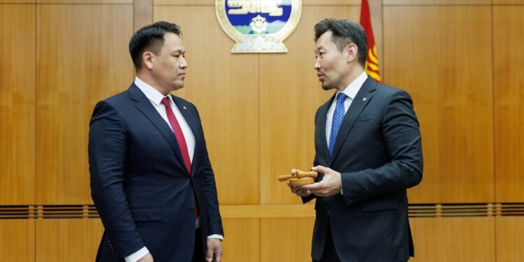 Шадар сайд Х.Ганхуяг шинээр томилогдож буй Шадар сайдад ажлаа хүлээлгэн өгч, амжилт хүслээ