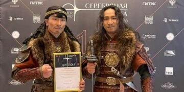 Монголын уран бүтээлчид “Мөнгөн илд” цом хүртжээ