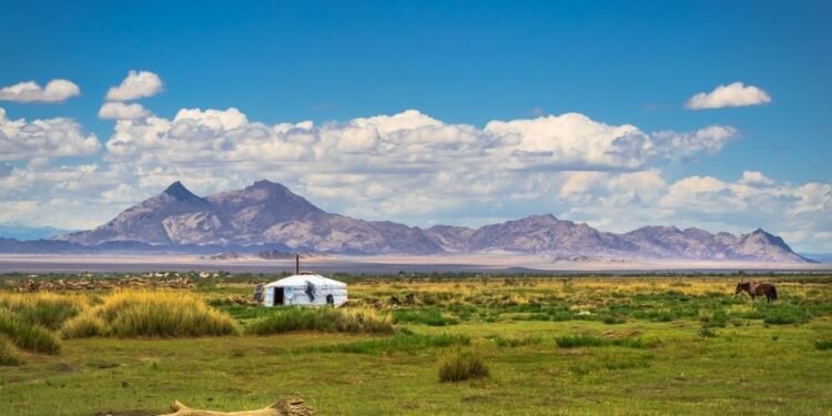 ЦАГ АГААР: Ихэнх нутгаар бороо, цас орж, цасаар шуурна