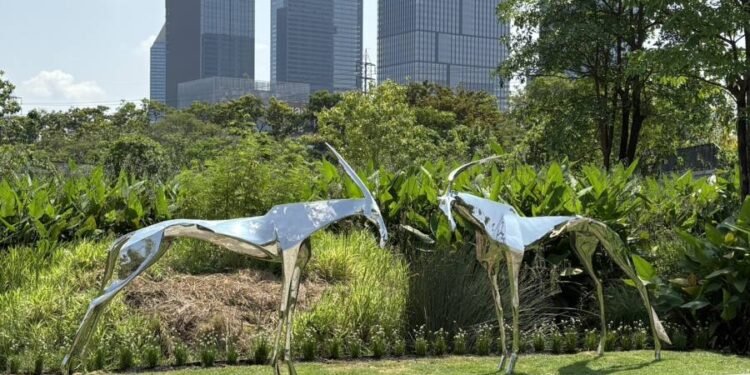 А.Очирболдын “Эр хоёр загал” баримлыг Бангкок хотын Бенчакитти паркт байрлуулжээ