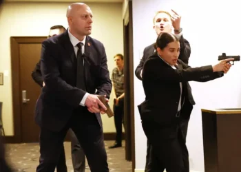 BREAKING: Буун дуу гарсны дараа Трампыг тайзнаас яаралтай буулгав