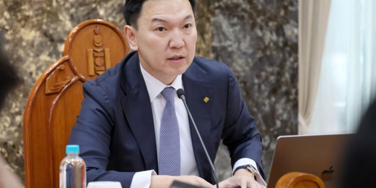 Ерөнхий сайд Н.Учрал эхний шийдвэрээрээ 12100 компанийн дансыг нээлээ