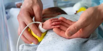 22 долоо хоногтой дутуу төрсөн нярай амьд үлдэж, гайхамшиг бүтээжээ