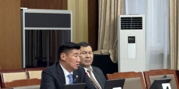 С.Бямбацогт УИХ дахь Ардчилсан намын бүлгийн хуралдаанд оролцож байна