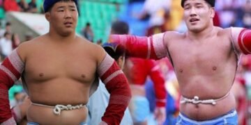 Аварга цолны хүндэтгэлийн барилдаанд зодоглох бөхчүүд