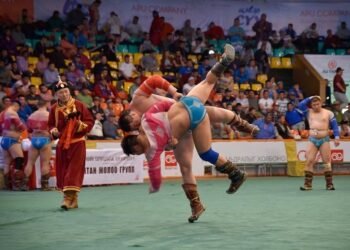 Аймгийн цолтнуудын халз барилдаанд зодоглох бөхчүүд