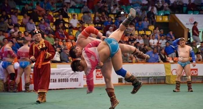 Аймгийн цолтнуудын халз барилдаанд зодоглож буй бөхчүүд