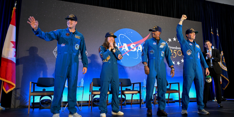 Чөлөөт уналт 5”: Сансрын нисэгчид Сарны түүхэн нислэг, дэлхий рүү буцсан сэтгэл хөдлөм мөчийнхөө тухай ярив