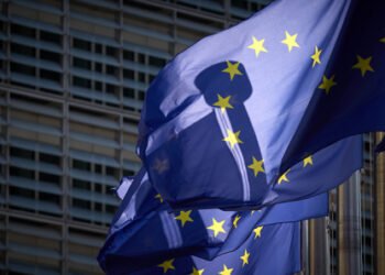 Politico: Европын холбоо системийн доголдолд ороод байна