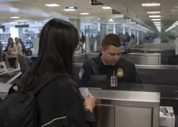 Хил дээр таны утсыг шалгах эрхтэй 7 улс